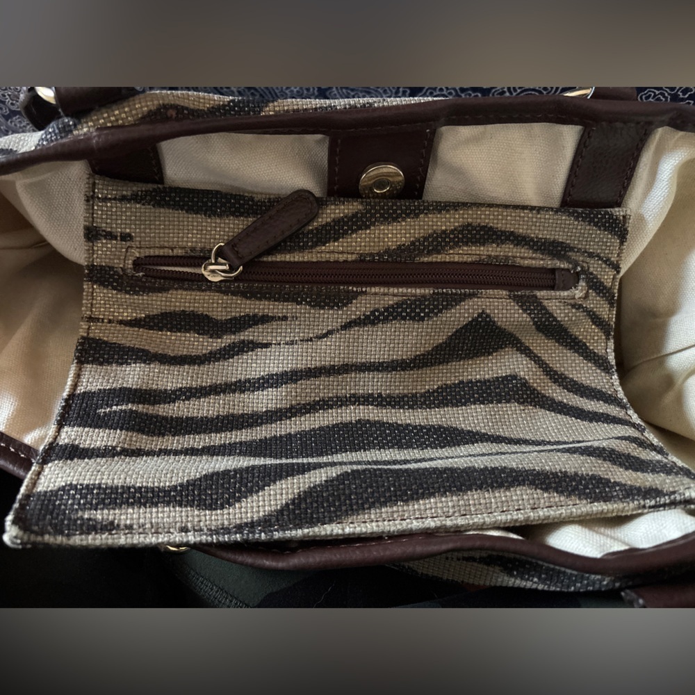 MICHAEL KORS Large Zebra Print Tote Bag w/ Detachable Wristlet | Snap Closure - Picture 9 of 13